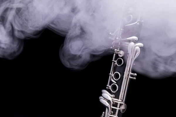 Clarinete Negro Con Llaves Plateadas Humo Sobre Fondo Negro —  Fotos de Stock