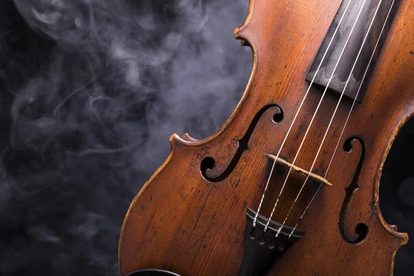 Μια Βιόλα Βιολί Στον Καπνό Μαύρο Φόντο — Φωτογραφία Αρχείου