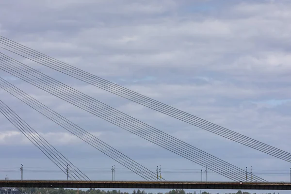 Teil Einer Brücke Mit Drähten Auf Wolkenverhangenem Hintergrund — Stockfoto