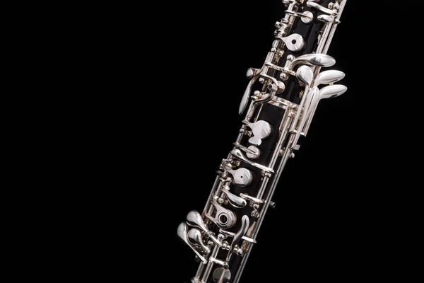 Eine Schwarze Oboe Mit Versilberten Tasten Auf Schwarzem Hintergrund — Stockfoto
