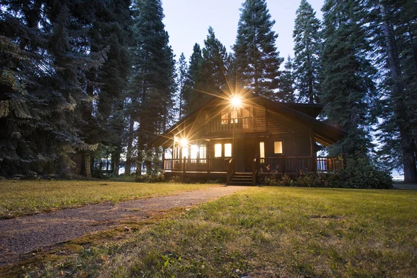 Uzun boylu ağaçlar arasında akşamları bir lodge
