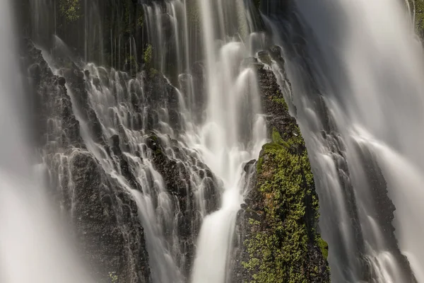Güneşli Kaliforniya'da Burney Falls
