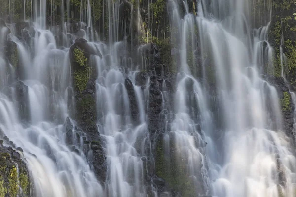 Güneşli Kaliforniya'da Burney Falls