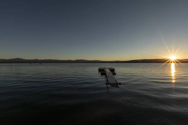 Lake Almanor, Kaliforniya bir iskelede gündoğumu sırasında