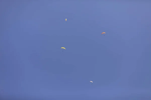 Four People Parachutes Very High Blue Sky — Stock Photo, Image