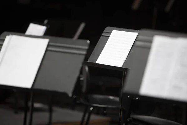 Bir sahnede müzik standları