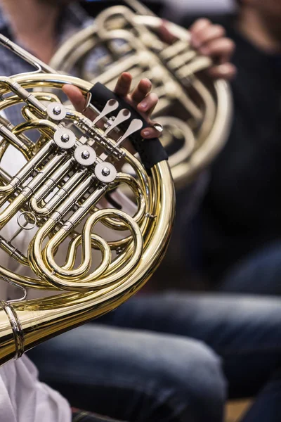 Pessoas Tocando Chifre Francês — Fotografia de Stock