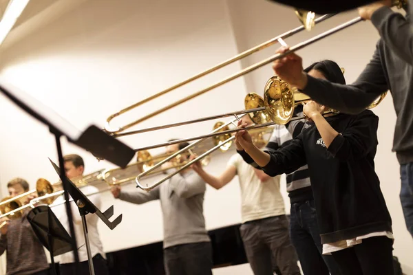 Mnoho Lidí Hraje Trombón — Stock fotografie