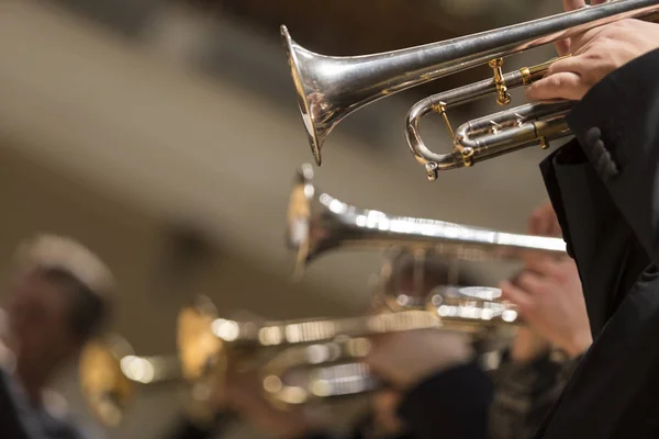 Pessoas Tocando Trompetes Banhados Prata Durante Concerto — Fotografia de Stock