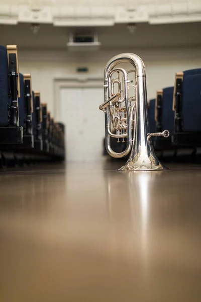 Ett Eufonium Står Dess Bell Golvet Bland Rader Stolar — Stockfoto