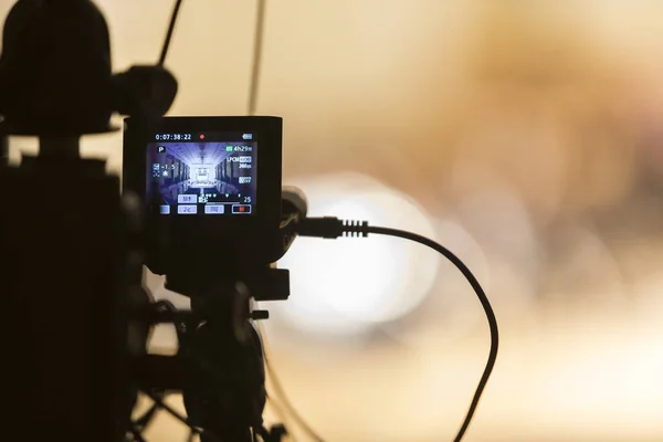 Bir video kamera ile bir Lcd ekran bir performans kayıt