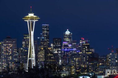 Şehir ışıkları ile gece Seattle manzarası