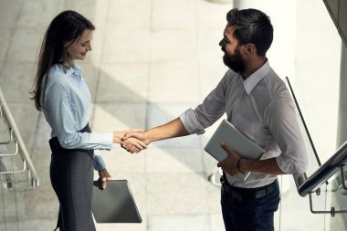 zarif kadın ve adam sözleşmesinde tokalaşırken yan görünüm 