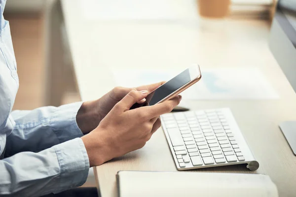 Beskuren Bild Sidovy Kvinna Med Smartphone När Sitter Vid Dator — Stockfoto