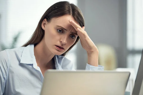 Mulher Olhando Para Laptop Com Rosto Confuso — Fotografia de Stock