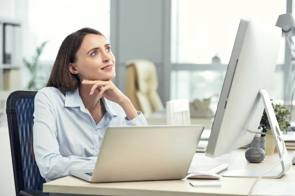 Joven Mujer Encantadora Sentada Mesa Oficina Mirando Hacia Arriba Sueños —  Fotos de Stock