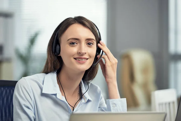 Jonge Mooie Brunette Vrouw Werkzaam Als Oproep Exploitant Telemarketing Centrum — Stockfoto