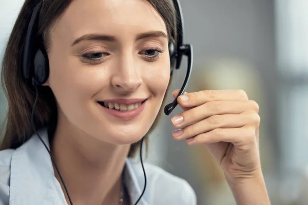 Joven Mujer Morena Encantadora Auriculares Con Micrófono Trabajando Centro Servicio —  Fotos de Stock