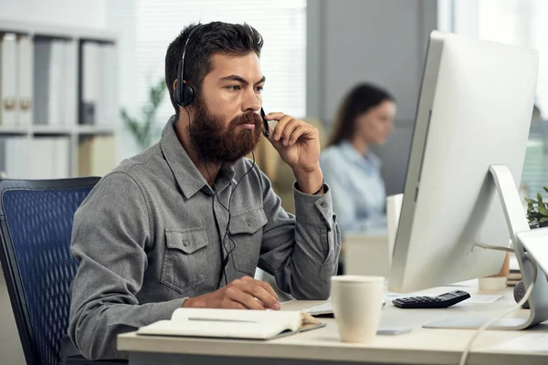 Homem Barbudo Camisa Usando Fone Ouvido Sentado Mesa Computador Call — Fotografia de Stock