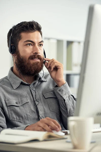 Vousatý Muž Pracuje Jako Operátor Volání Telemarketingu Center Hovoří Klientem — Stock fotografie