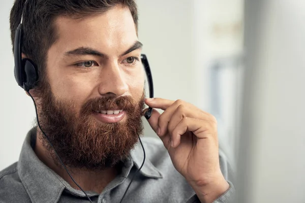 Vousatý Muž Pracuje Jako Operátor Volání Telemarketingu Center Hovoří Klientem — Stock fotografie