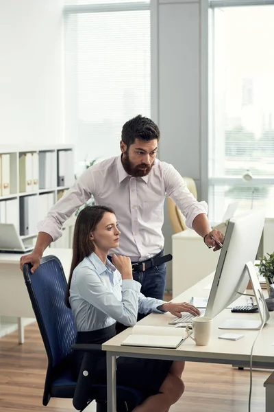 Üzleti Férfi Táblázatában Figyeli Számítógép Monitor Miközben Beszélt Stratégia Hivatal — Stock Fotó