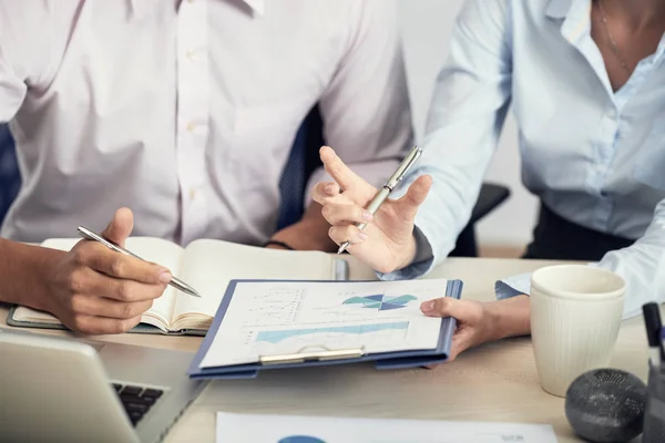 Gedeeltelijke Weergave Van Man Vrouw Met Pennen Zitten Aan Tafel — Stockfoto