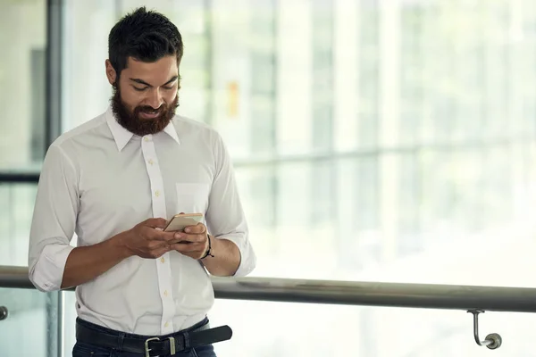 Bonito Homem Elegante Com Barba Escritório Leve Usando Smartphone Sorrindo — Fotografia de Stock