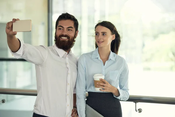 Glimlachende Man Vrouw Met Koffiemok Selfie Met Smartphone Met Lichte — Stockfoto