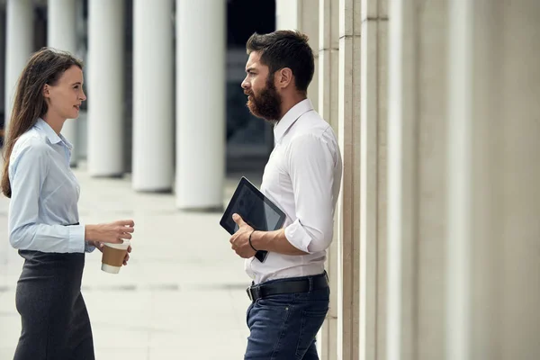 Ung Kvinna Med Kaffekopp Och Mannen Med Digital Tablett Står — Stockfoto