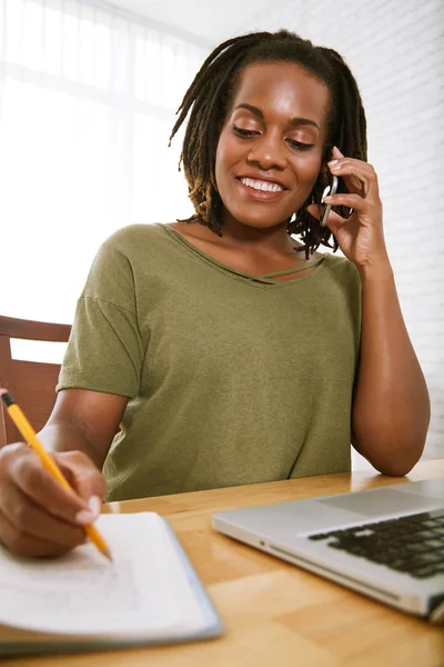 Fröhliche Frau Telefoniert Und Notiert Tagebuch — Stockfoto