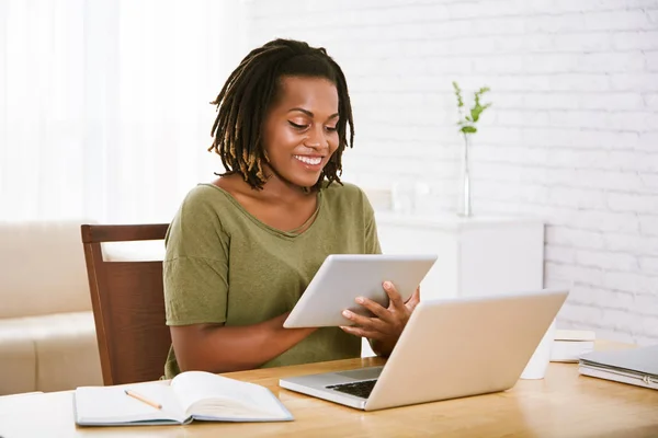 Sonriendo Bastante Mujer Freelancer Leer Información Sobre Tableta Digital Sentado —  Fotos de Stock