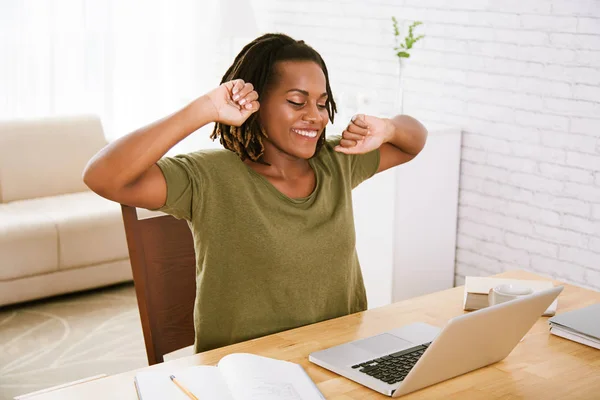 Mujer Freelancer Sonriente Estirando Las Manos Mesa Con Ordenador Portátil —  Fotos de Stock