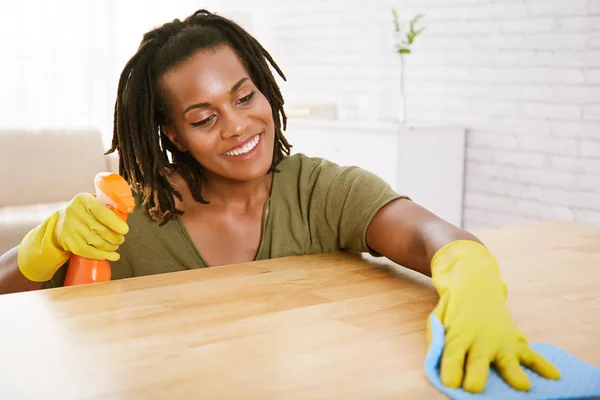 Fröhliche Hübsche Afrikanisch Amerikanische Frau Wischt Tischfläche — Stockfoto