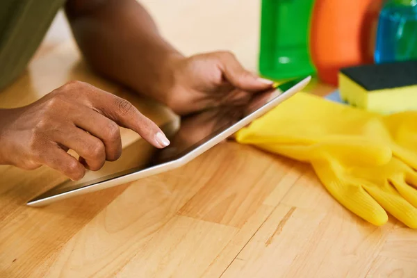 Dijital Tablet Şişe Temizleme Ile Masada Uygulamasını Kullanarak Eller Kadın — Stok fotoğraf