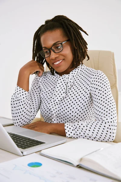 Portret Van Mooie Zakelijke Dame Aan Tafel Met Laptop — Stockfoto