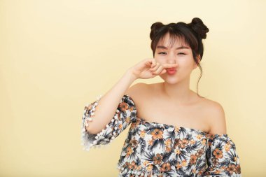 Bej renkli arka plan üzerinde izole kamera ekşitmeden Asyalı Genç kadın