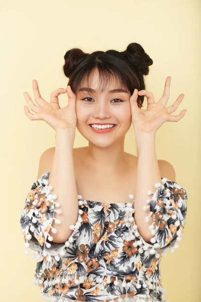 Retrato Chica Asiática Posando Cámara Gesto Con Los Dedos Signo —  Fotos de Stock