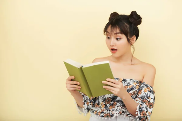 Joven Mujer Asiática Leyendo Libro Con Cara Sorprendida —  Fotos de Stock