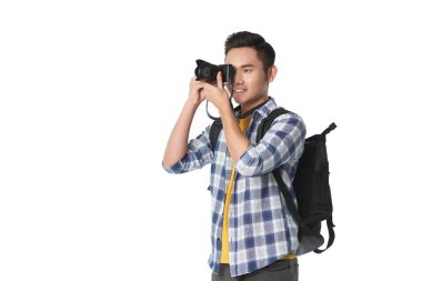 Beyaz arka plan üzerinde izole modern kamera fotoğraf çekerken sırt çantası adamla Asya Turizm