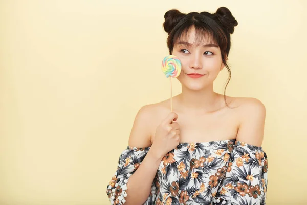 Aziatische Jonge Vrouw Met Kleurrijke Lollipop Geïsoleerd Beige Achtergrond — Stockfoto