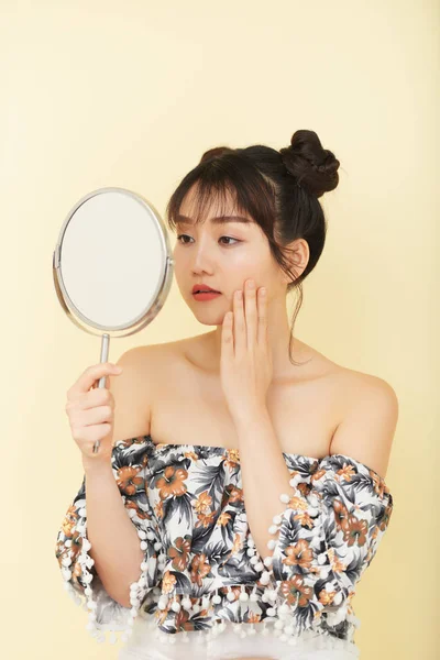 Mujer Joven Casual Admirando Cara Mirando Espejo —  Fotos de Stock