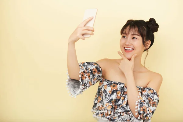 Felice Ragazza Asiatica Facendo Selfie Sul Suo Telefono Cellulare — Foto Stock