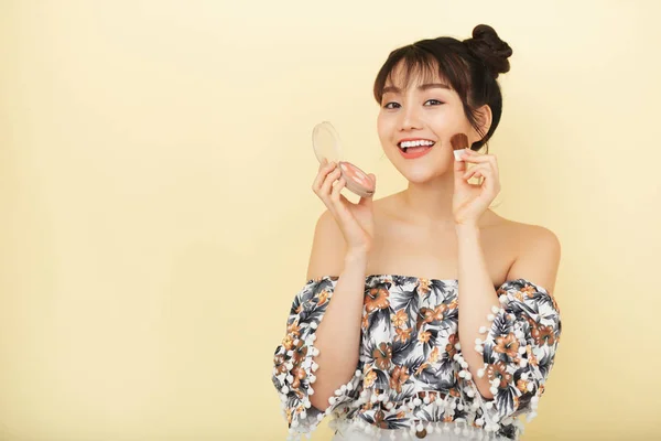 Sonriente Mujer Asiática Aplicando Maquillaje Cara Aislada Sobre Fondo Beige —  Fotos de Stock