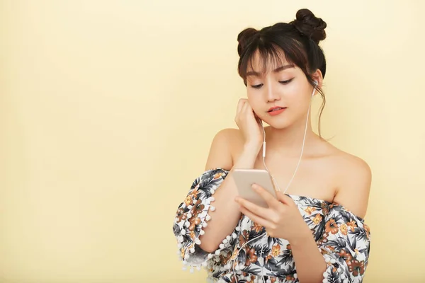 Молодая Азиатка Слушающая Музыку Телефоне Изолированная Бежевом Фоне — стоковое фото