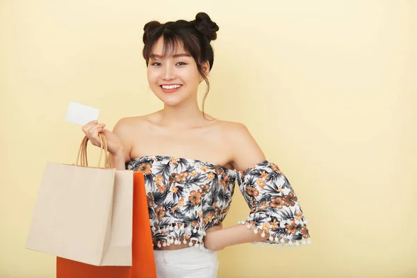 Retrato Mujer Asiática Sonriente Pie Con Bolsas Compras Tarjeta Crédito —  Fotos de Stock