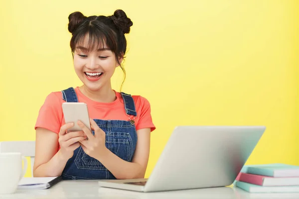 Felice Studentessa Asiatica Utilizzando Suo Telefono Cellulare Tavola Con Laptop — Foto Stock