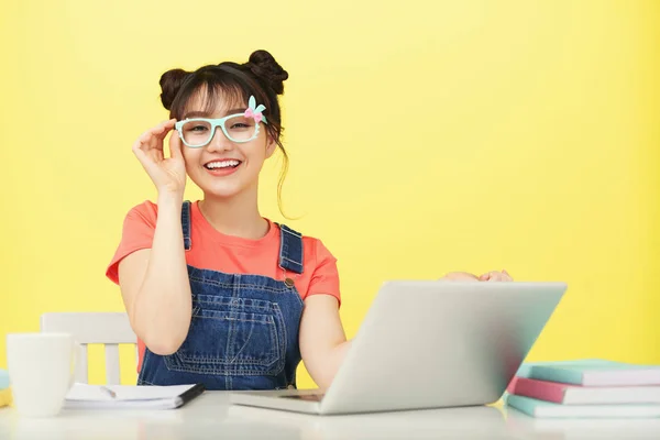 Donna Felice Occhiali Che Studia Tavola Con Computer Portatile — Foto Stock