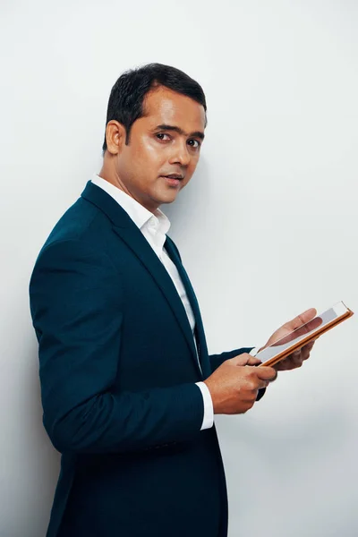 Porträt Eines Indischen Geschäftsmannes Mit Tablet Computer Auf Weißem Hintergrund — Stockfoto