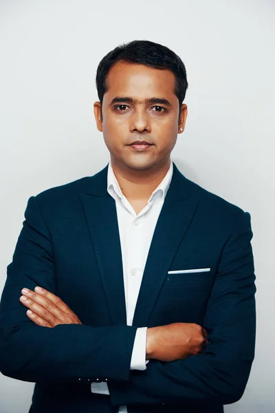 Porträt Eines Selbstbewussten Indischen Geschäftsmannes Der Mit Überkreuzten Armen Auf — Stockfoto